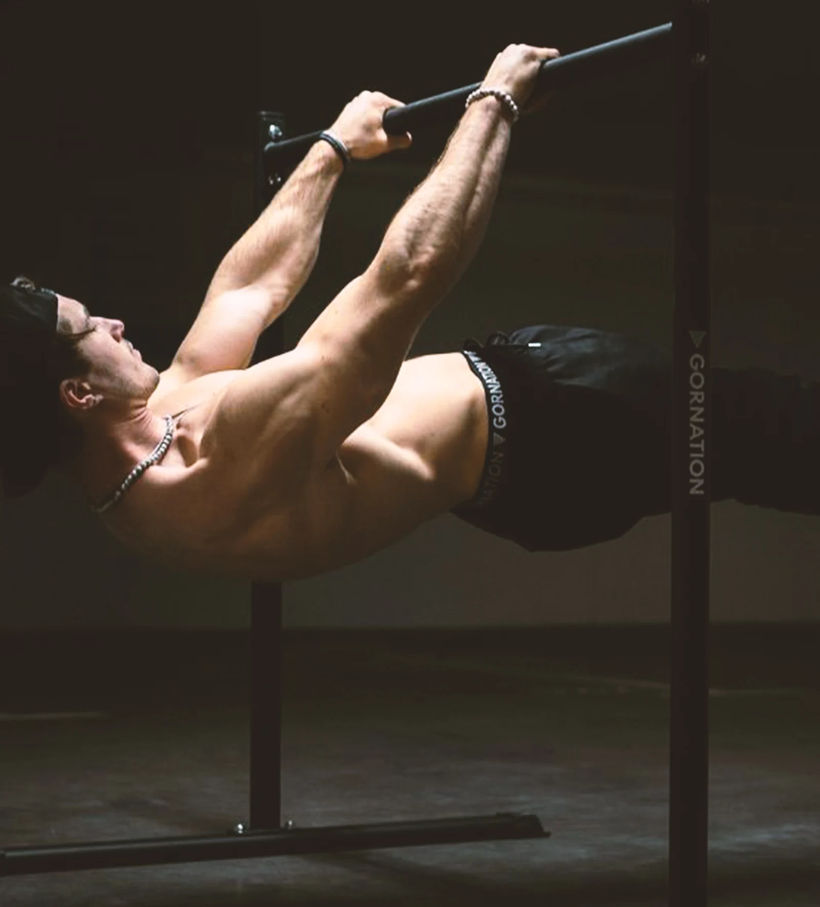 Atleta durante un esercizio di calisthenics alla sbarra