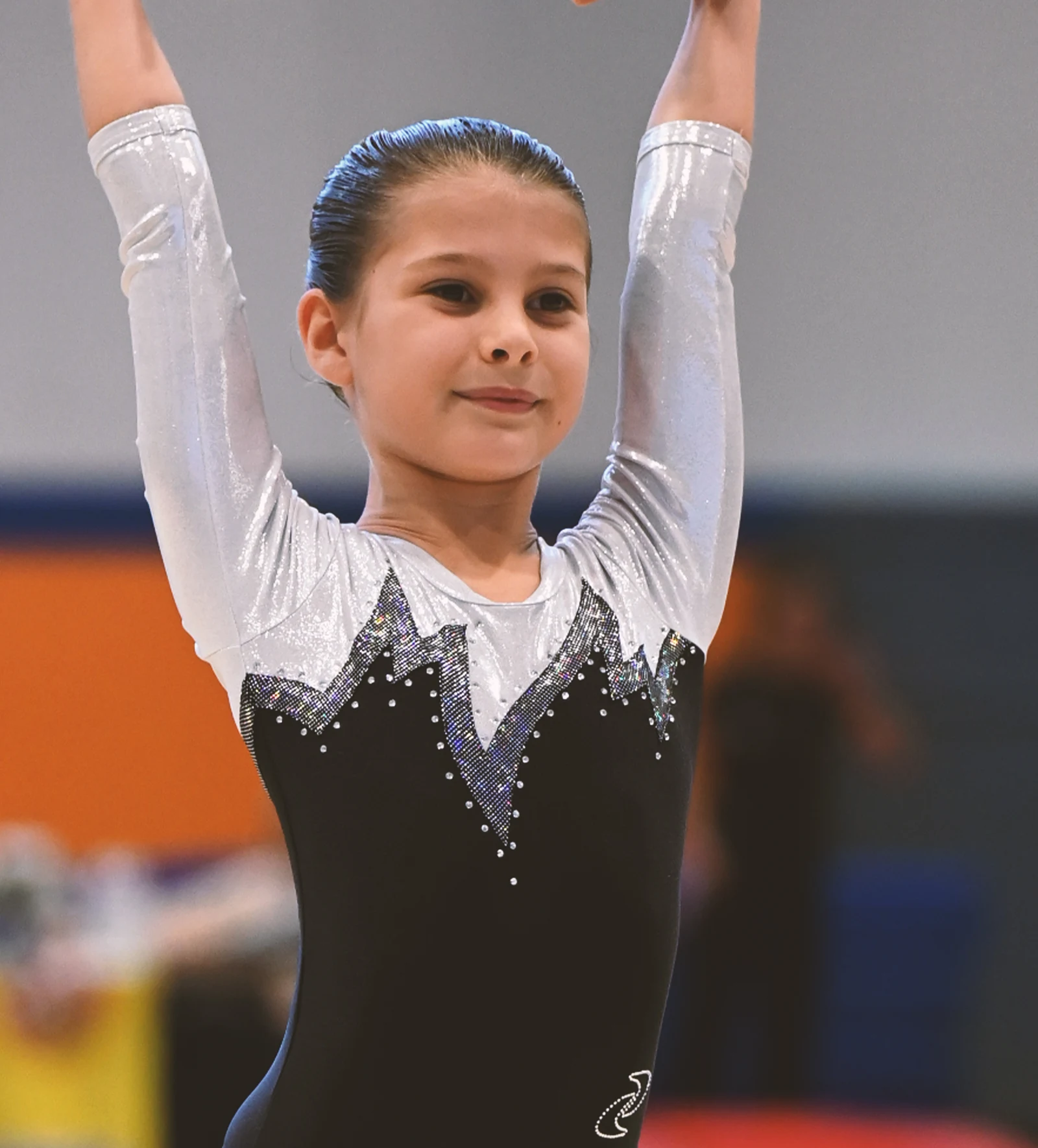 Giovane atleta di ginnastica artistica durante una competizione