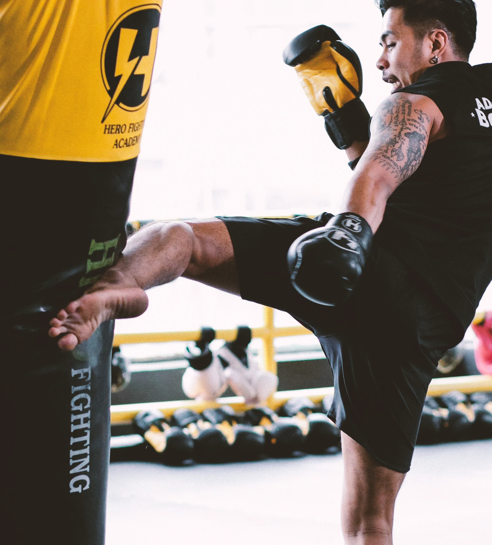 Atleta durante un allenamento di kickboxing al sacco
