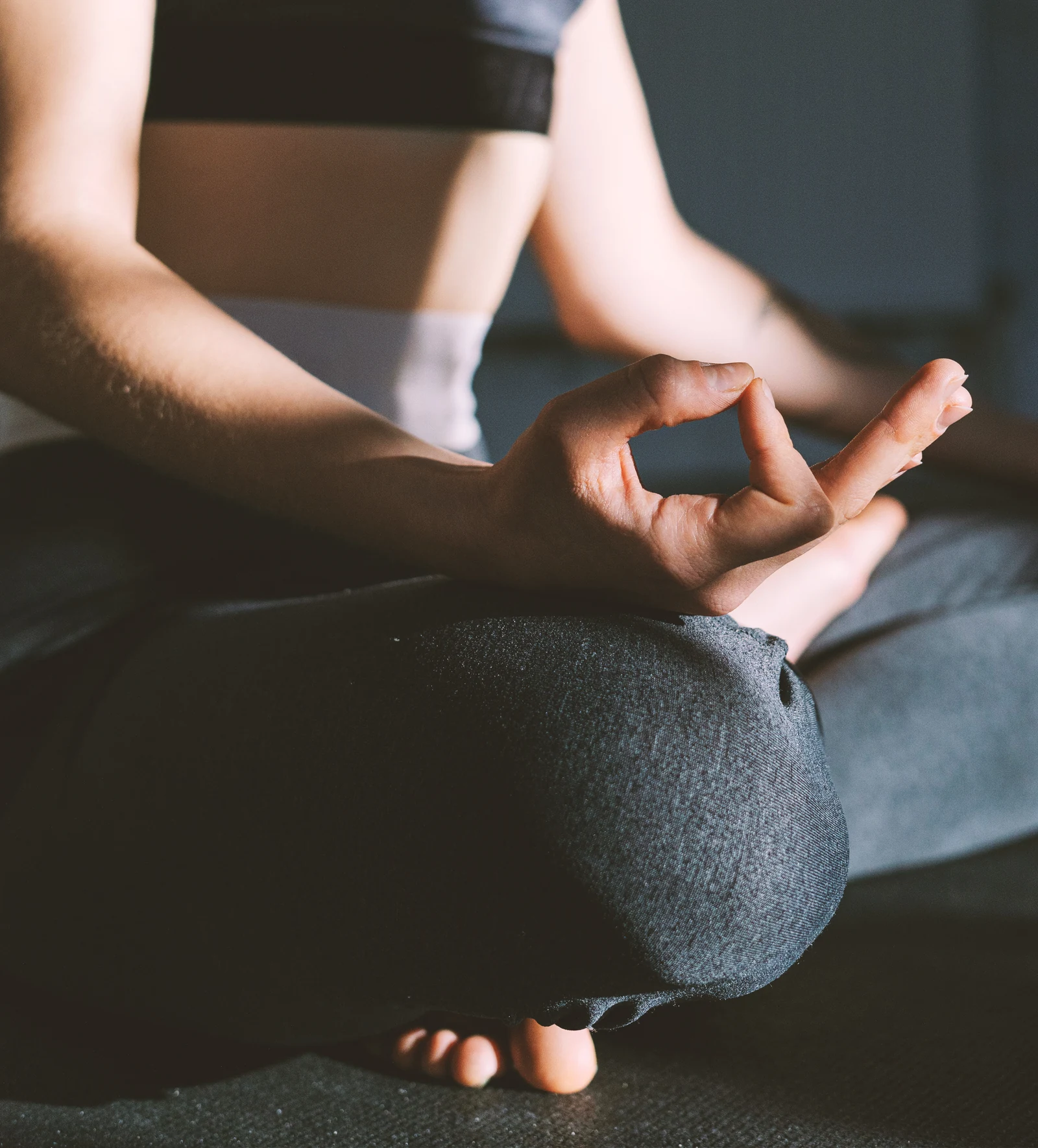 Praticanti Yoga durante una sessione di meditazione
